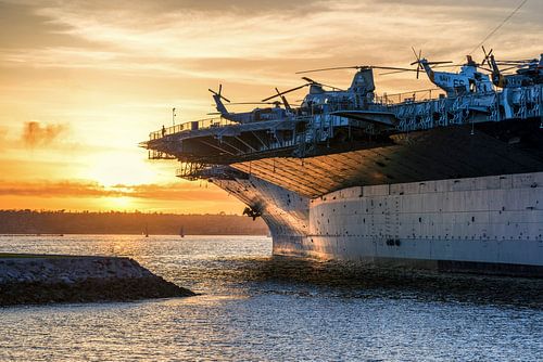 Een zonsondergang op USS Midway