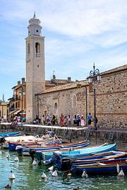 Haven van Lazise (Gardameer) met de kerk Pieve Romanica di San Nicolò van t.ART