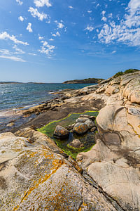 Felsen und Steine an der Küste der Insel Saltö nahe Strömstad