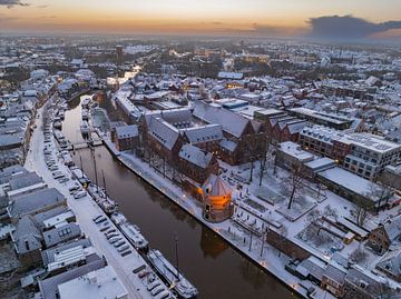 Zwolle besneeuwde Thorbeckegracht tijdens een koude winterochtend van Sjoerd van der Wal Fotografie