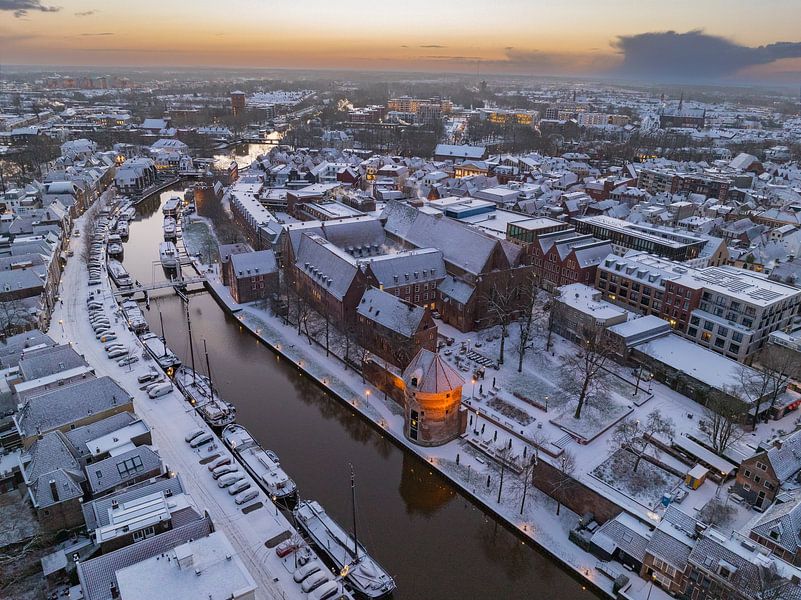 Zwolle besneeuwde Thorbeckegracht tijdens een koude winterochtend van Sjoerd van der Wal Fotografie