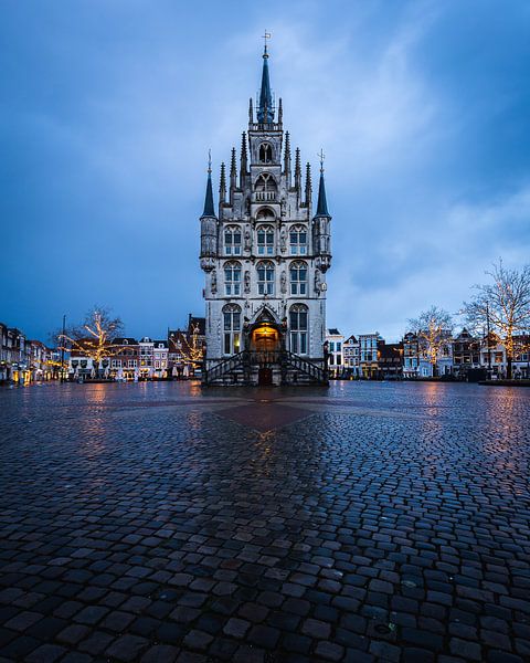 Das Rathaus von Gouda in der Dämmerung von OCEANVOLTA