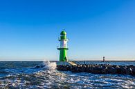 Golven en piertorens aan de kust van de Oostzee in Warnemünde van Rico Ködder thumbnail