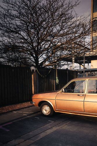 Zonlicht weerkaatst op een oldtimer auto