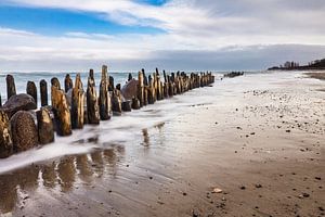 Groynes on shore of the Baltic Sea on a stormy day van Rico Ködder