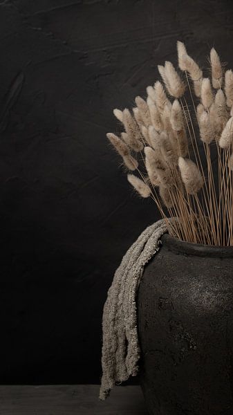 Nature morte champêtre avec fleurs séchées en queue de lièvre et toile de lin shabby par Mayra Fotografie