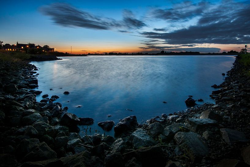 Blauw uurtje aan de rivier de Lek bij Ameide von Jesse de Boom