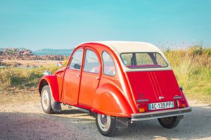 Französischer Klassiker Citroën 2CV, geparkt in den Dünen nahe dem Strand in der Bretagne, Frankreic