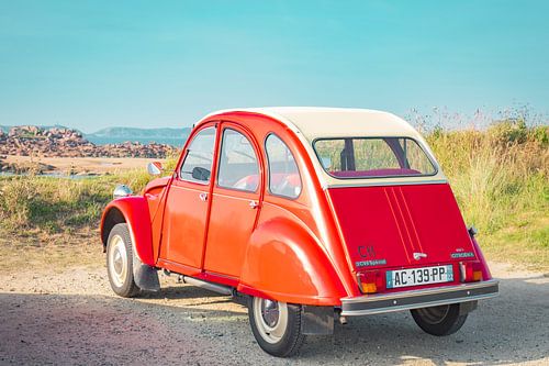 Franse klassieke Citroën 2CV auto geparkeerd in de duinen in de buurt van het strand in Bretagne, Fr