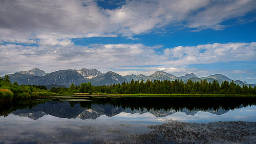 De Hopfensee met een perfecte weerspiegeling van de Allgäuer Alpen