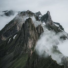 Mountain ridge in the Swiss Alps taken with a zoom lens by Felix Van Lantschoot
