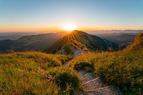 Wandelpad naar de zonsopgang op de Hochgrat met uitzicht op de Rindalphorn