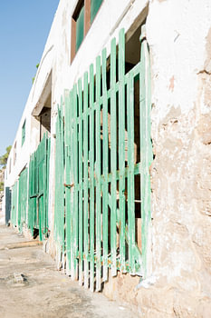 Ancien hangar à bateaux avec portes en bois vert