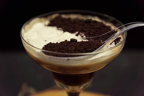 Sneeuw en aarde cocktail in een glas