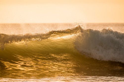 Gouden Golf in de Ondergaande Zon