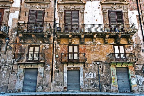 Abandoned palace façade in the historic centre of Palermo