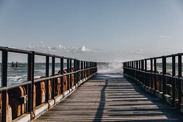 Onstuimge zee op steiger Westkapelle