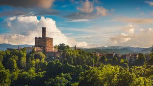 Blick auf das Dorf Poppi und die Burg. Toskana, Italien