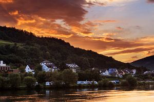 Moezel zonsondergang wolken achter de heuvels
