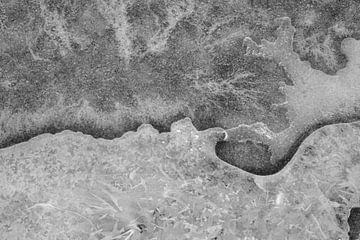 De polder bij ’t Woudt, ijs op de sloten, ingesloten luchtbellen van Eugenio Eijck