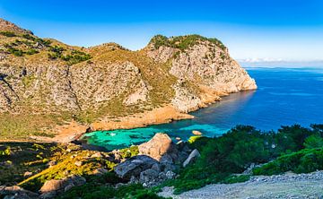 Cala Figuera bij Pollenca, idyllisch kustlandschap op Mallorca, Spanje van Alex Winter