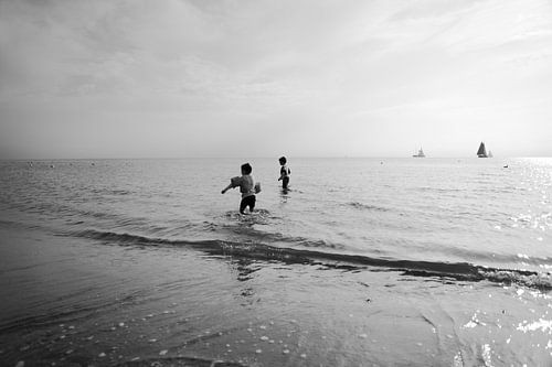 Kinder in der Brandung