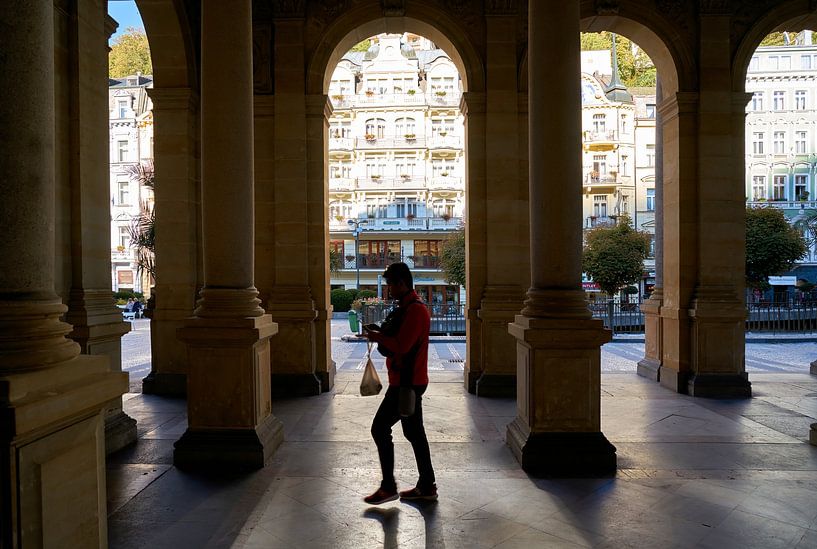 Colonnade de la fontaine du moulin dans la vieille ville de Karlovy Vary par Heiko Kueverling