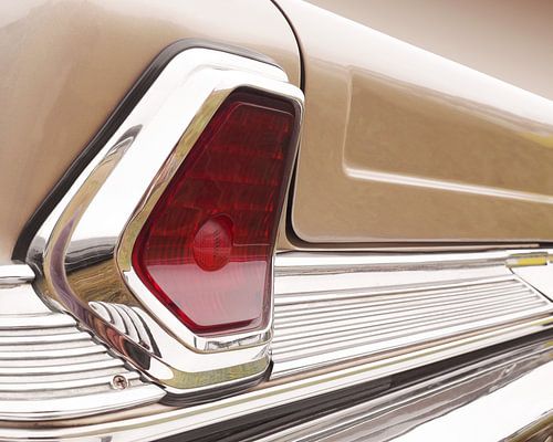 Amerikanischer Oldtimer 300 Sedan 1964 Rücklicht abstrakt von Beate Gube