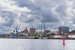 Blick über den Fluss Warnow auf die Hansestadt Rostock