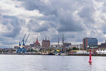 Uitzicht over de rivier de Warnow naar de Hanzestad Rostock van Rico Ködder