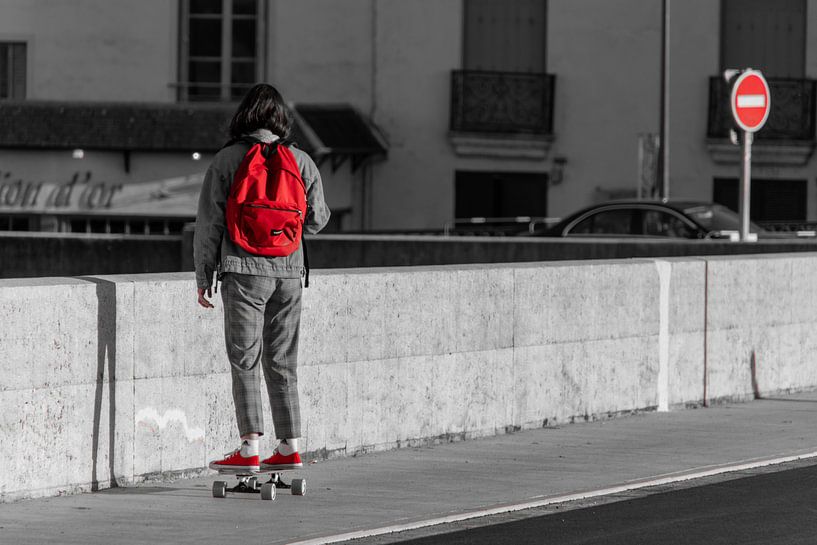 Dame op skateboard in Amboise van Ramon Van Gelder