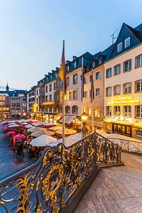 Marktplaats in Bonn 's avonds van Werner Dieterich