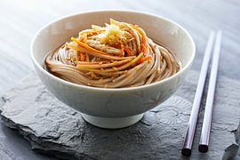 Fertig zubereitete Soba-Schüssel von Gayane Nakada