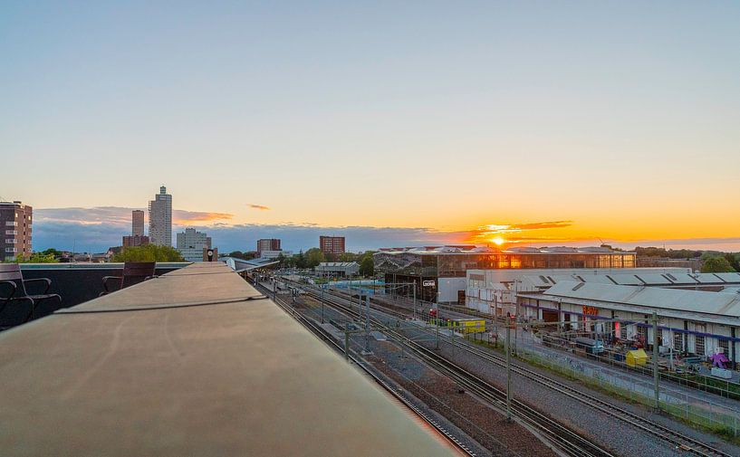 Skyline van Tilburg en mooie Zonsondergang gezien vanaf Doloris Rooftop. by Freddie de Roeck