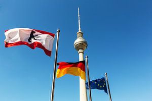Fernsehturm Berlin mit Berliner-, Deutschland- und EU-Flagge