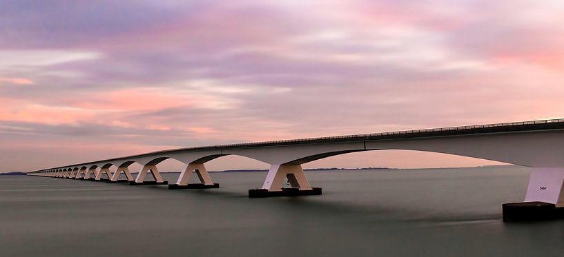 Panorama Zeelandbrug tijdens zonsopkomst van Marjolein van Middelkoop