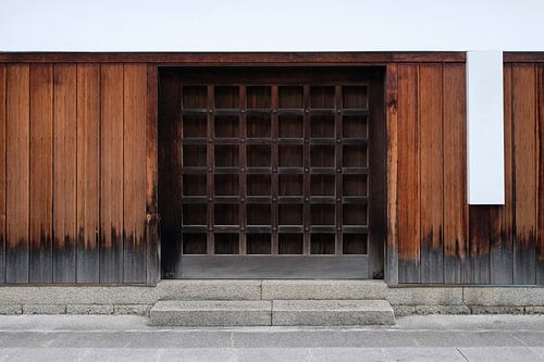 Mur et porte en bois usés par les intempéries à Kurashiki, Japon sur Lensw0rld