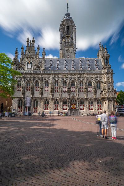 Lange sluitertijd foto het plein en het gemeentelijk gebouw van Middelburg Zeeland Nederland. van Bart Ros