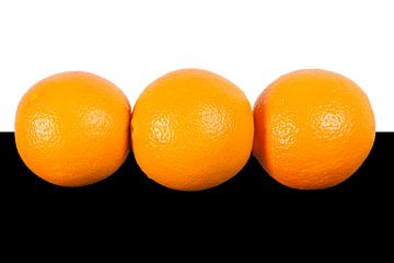 Sinaasappels op wit zwarte achtergrond van Michar Peppenster