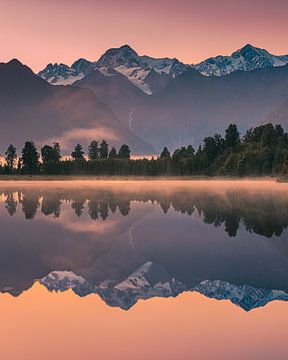 Zonsopkomst bij Lake Matheson, Zuidereiland, Nieuw-Zeeland