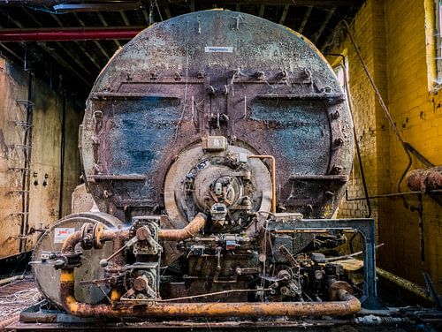 Machine (Minion) in verlaten Fabriekshal, België