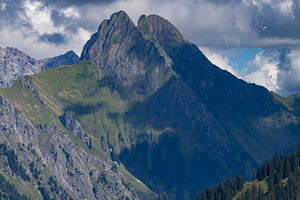 ein Gleitschirmflieger umrundet die Höfats