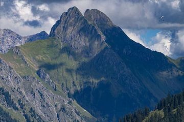 een paraglider cirkelt rond de Höfats van Walter G. Allgöwer