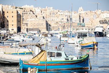 beroemde blauwe bootje in de haven van Valletta van Eric van Nieuwland