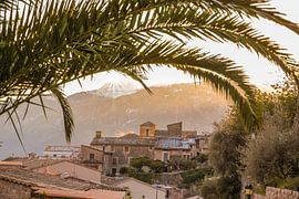 Bergdorf Fornalutx mit Blick in die Serra de Tramuntana, Mallorca von Christian Müringer