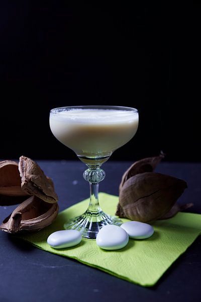 Gin meets banana and egg white. Delicious and fruity cocktails served in a glass by Babetts Bildergalerie