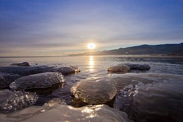 Blauw ijs dat bevriest aan de kust en blauw water van Michael Semenov