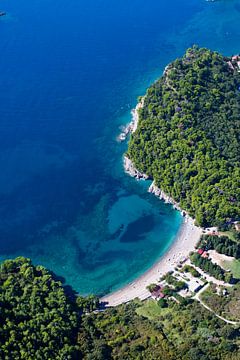 Groene paradijselijke baai (baai) tussen groene bergen en de azuurblauwe zee. landschap beneden (luc van Michael Semenov