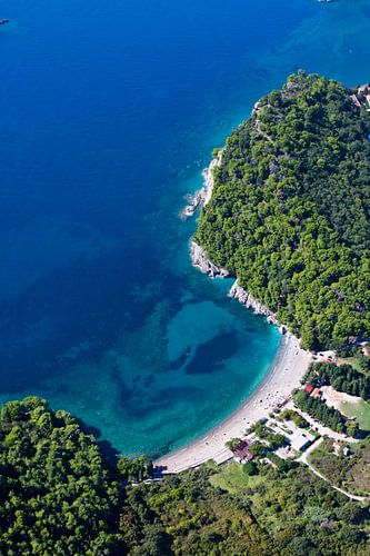 Green paradise bay (bay) among green mountains and the azure sea. landscape below (aerial photo from