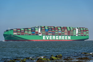Das Containerschiff „Ever Edit“ der Reederei Evergreen Marine.